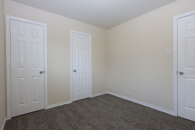Photo - 402 Trichelle St