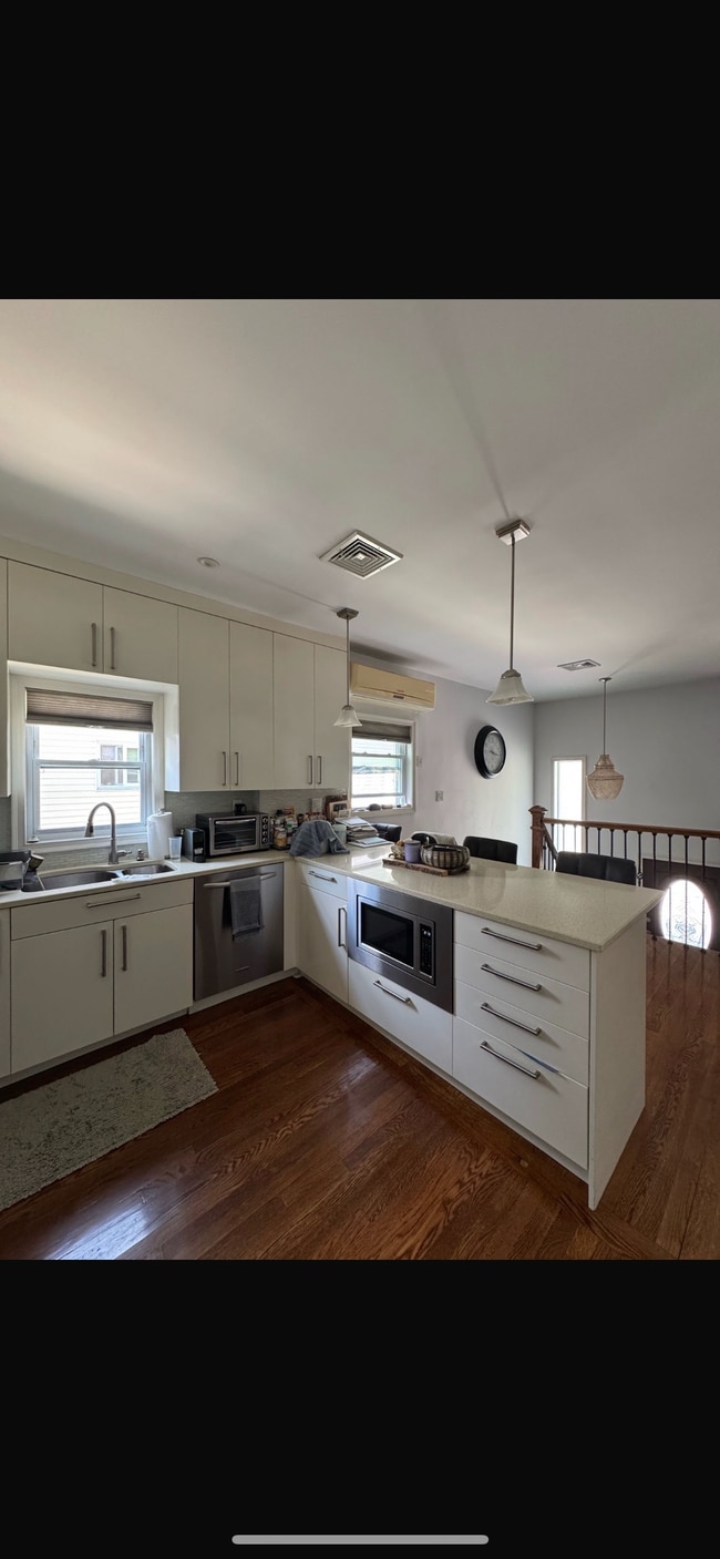 Building Photo - 14 Jerome Ave Rental