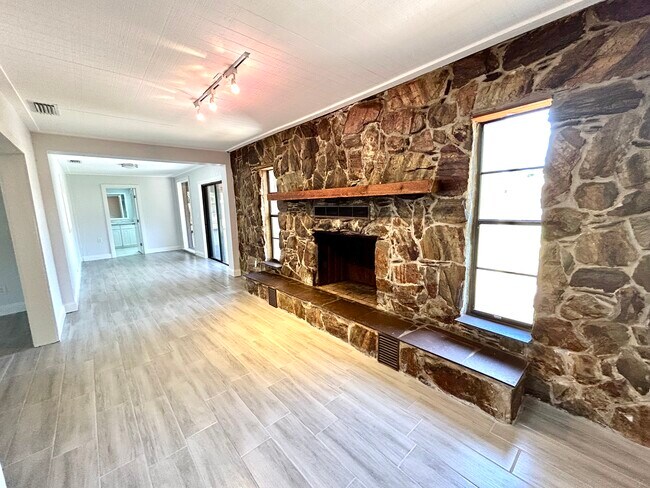 Photo - 487 Overstreet Ave