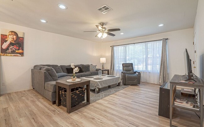 Photo - 418 Shannon Lee St