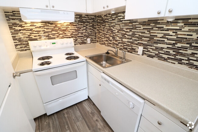 1BR, 1BA - 710SF - Kitchen