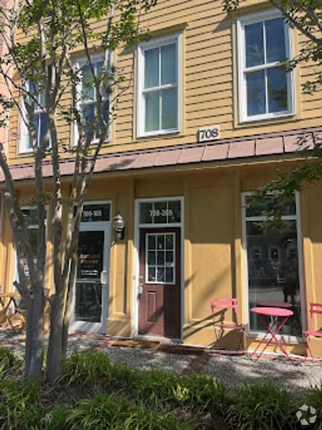 Building Photo - Available now. Beautiful, FURNISHED 2 BR/2... Rental