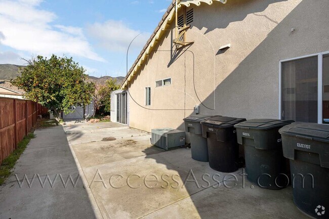 Building Photo - Charming 3 Bed/2 bath Home With Mountain V...