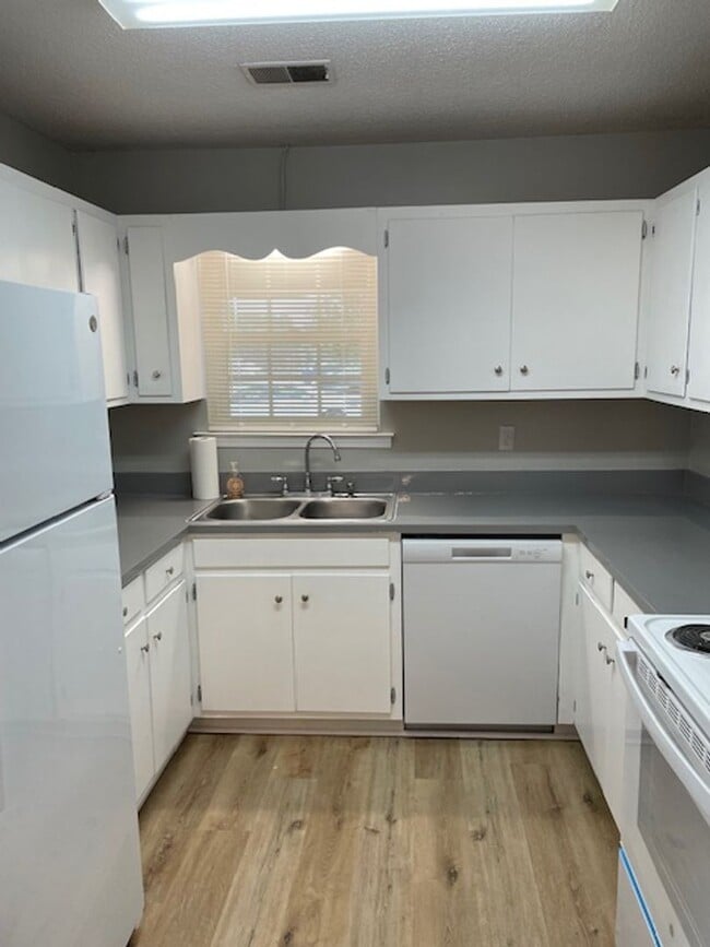 Photo - H&amp;H Properties of Floyd Unidad 313A Chateau Dr