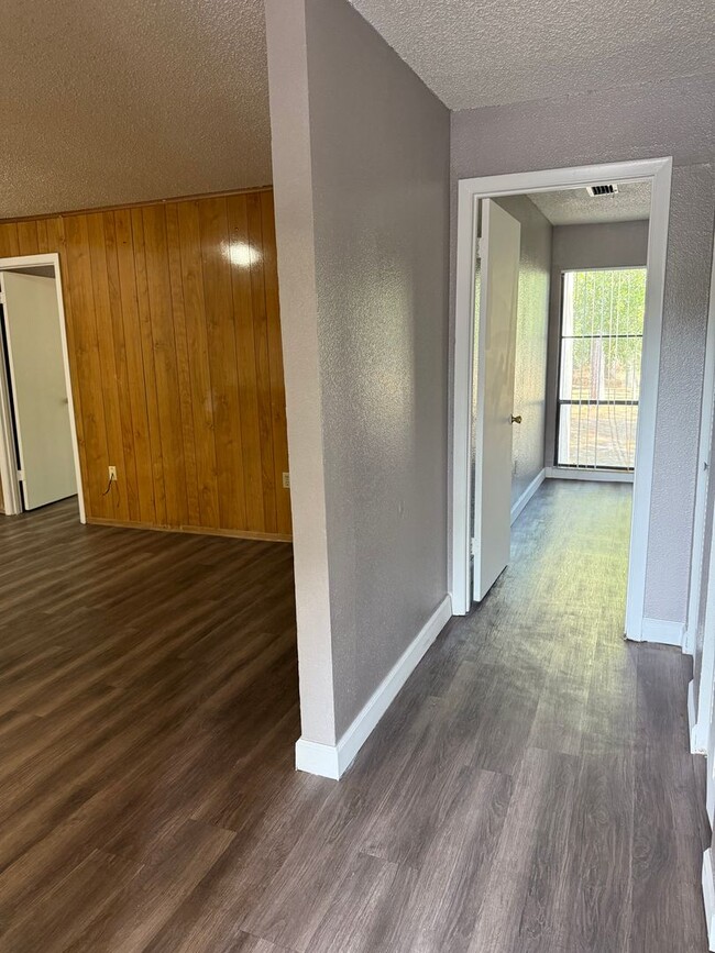 Building Photo - LEASE NOW AND ENJOY 50% OFF 2ND MONTH! Loc... Rental