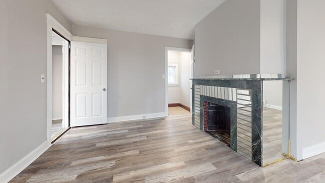 Building Photo - 2121 W 105th St Unit 2121 W 105th UP