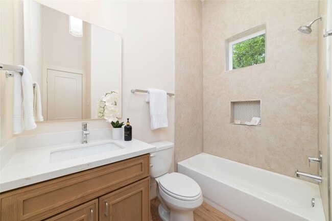 Building Photo - 861 Rachel St