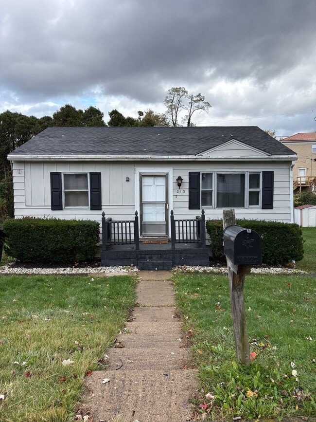 Building Photo - Two Bedroom House