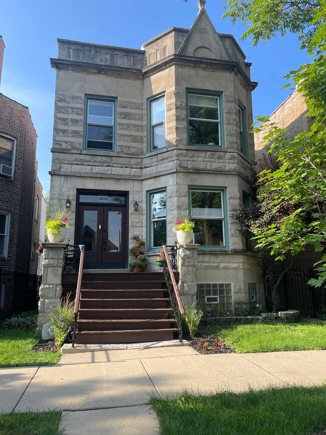 Building Photo - 3012 W George St Unit Apt 2