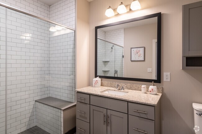1BR, 1BA +Den - 1,044SF