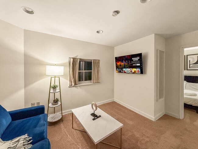 Building Photo - 250 S 17th St Rental