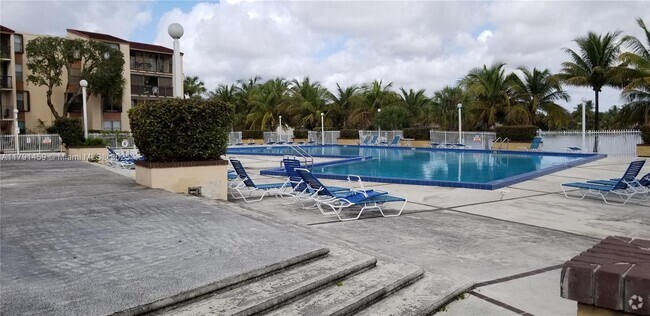 Building Photo - 14201 N Kendall Dr Unit 212-D Rental