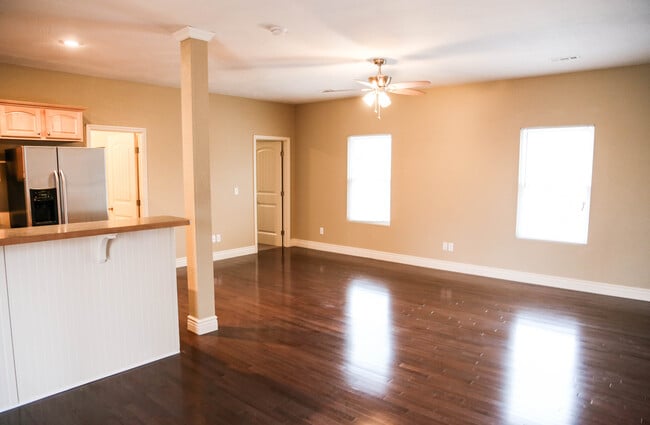 Photo - 831 W Walnut St Unidad 104