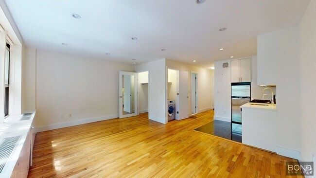 Building Photo - 156 Prince St Rental