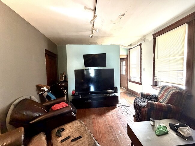 Photo - 2242 Victor St