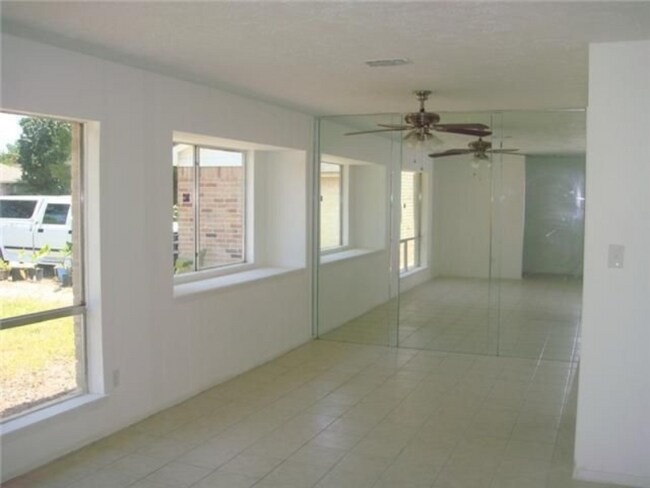 13307 Oak Ledge Dr