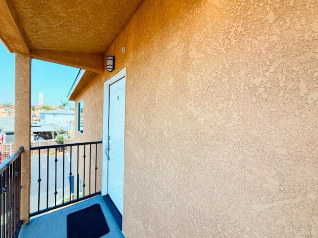 Photo - Welcome to Your Cozy and Modern Upstairs A... Unidad 4