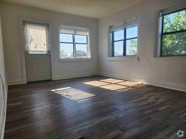Building Photo - 1102 7th St Rental