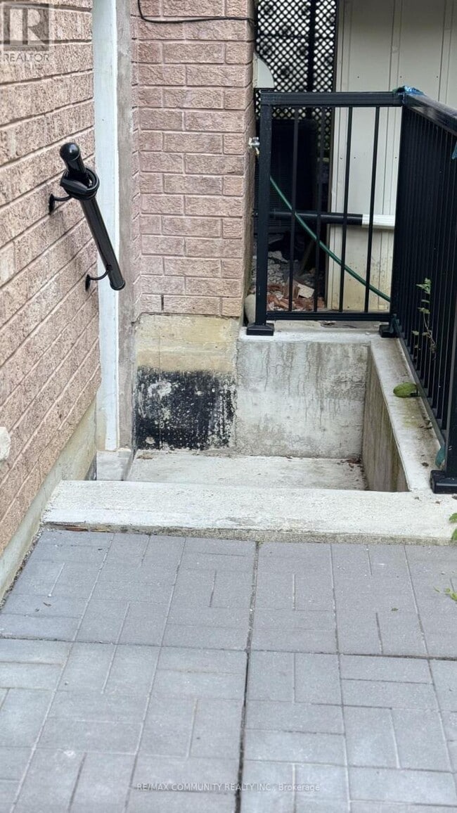 Photo - 933 Red Deer Ave