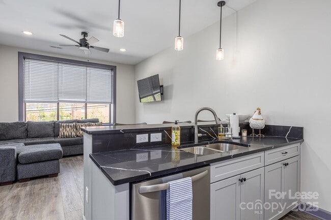 Photo - 138 S Main St Unidad C