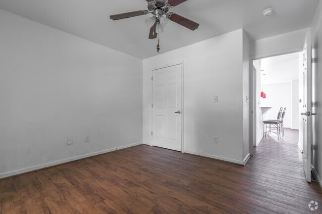2BR, 1BA - 926SF - Primary Bedroom