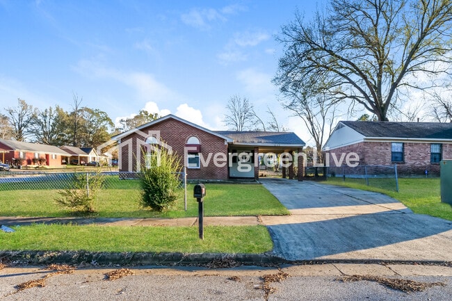 Building Photo - 3325 Cedar Springs Dr