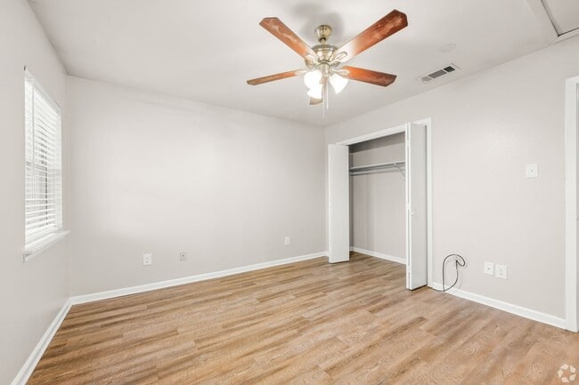 Photo - Seasons & Woodale Apartments