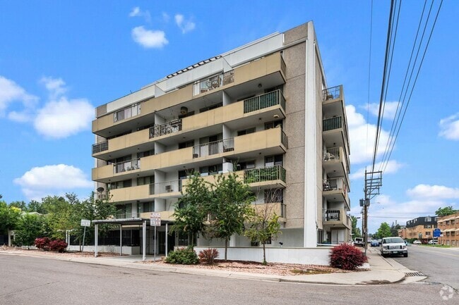 Building Photo - Updated 2-bedroom condo in Denver!