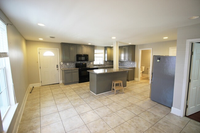 Photo - 3033 Toledano St