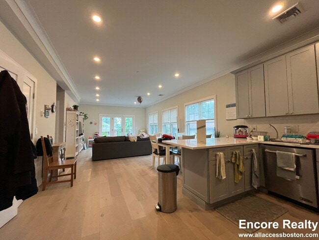 Photo - 32 Cummins Hwy Unit 4