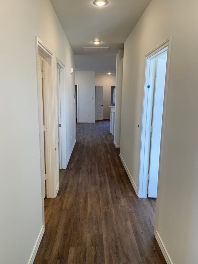 Building Photo - Beautiful brand new!! All the bells and wh... Unit B(2)