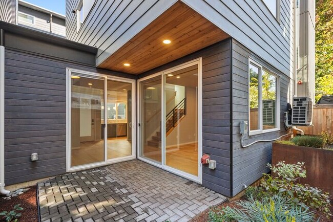 Photo - Stunning Othello Park Designer Townhome wi...