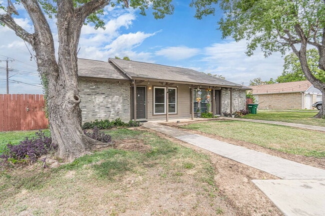 5207 Gawain Dr