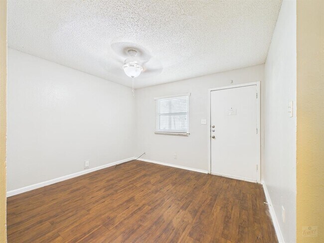 Photo - 2401 Manor Rd Unit 136