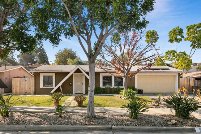 Beautiful, remodeled house with a pool & o... - Beautiful, remodeled house with a pool & o...