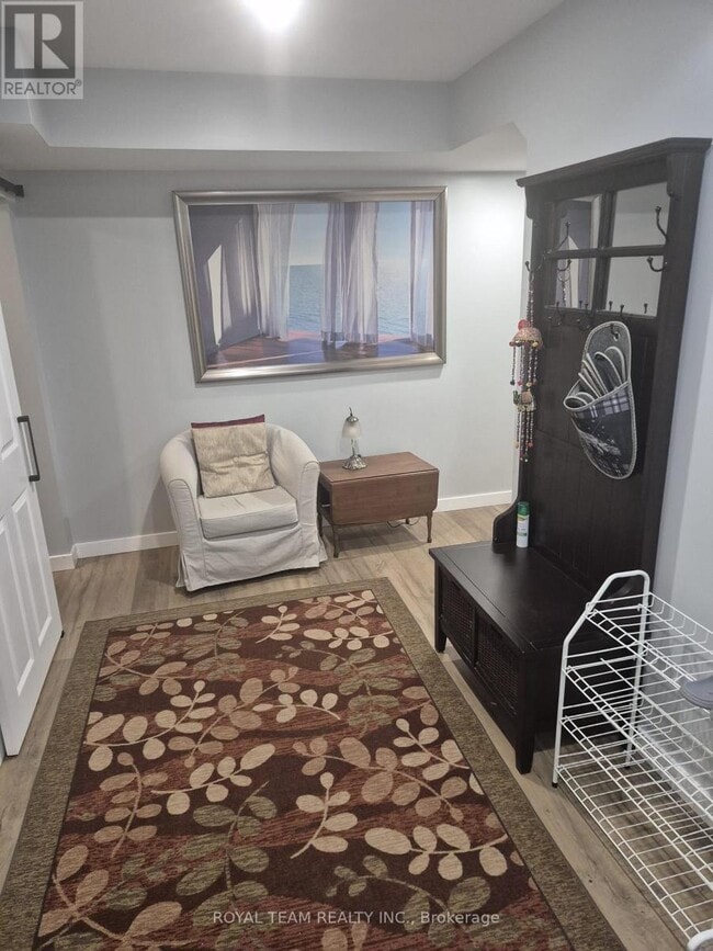 Photo - 996 Robinson St