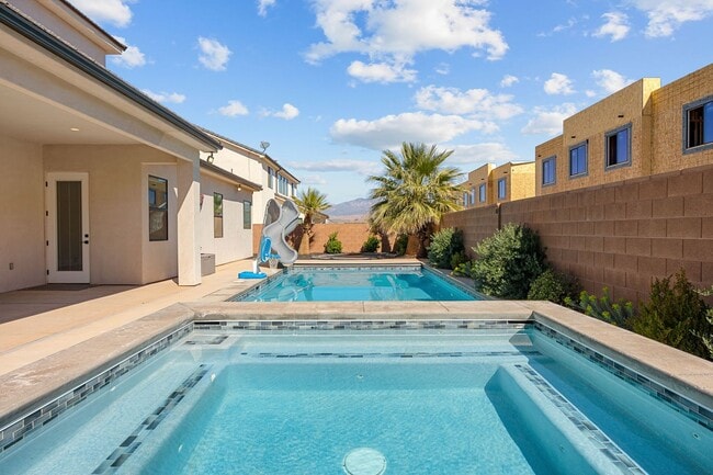 Photo - Gorgeous 5 bed 4 bath rental home with pool