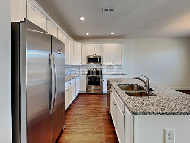 Photo - 574 Chantry Ln