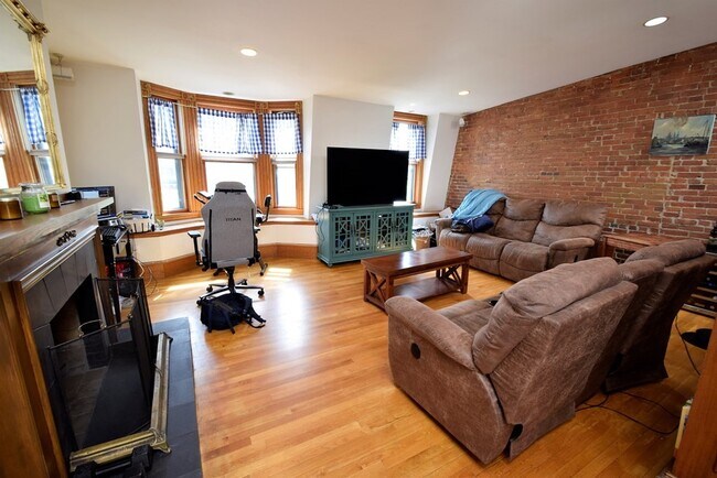 Photo - 17 Holyoke St Condo Unit 4