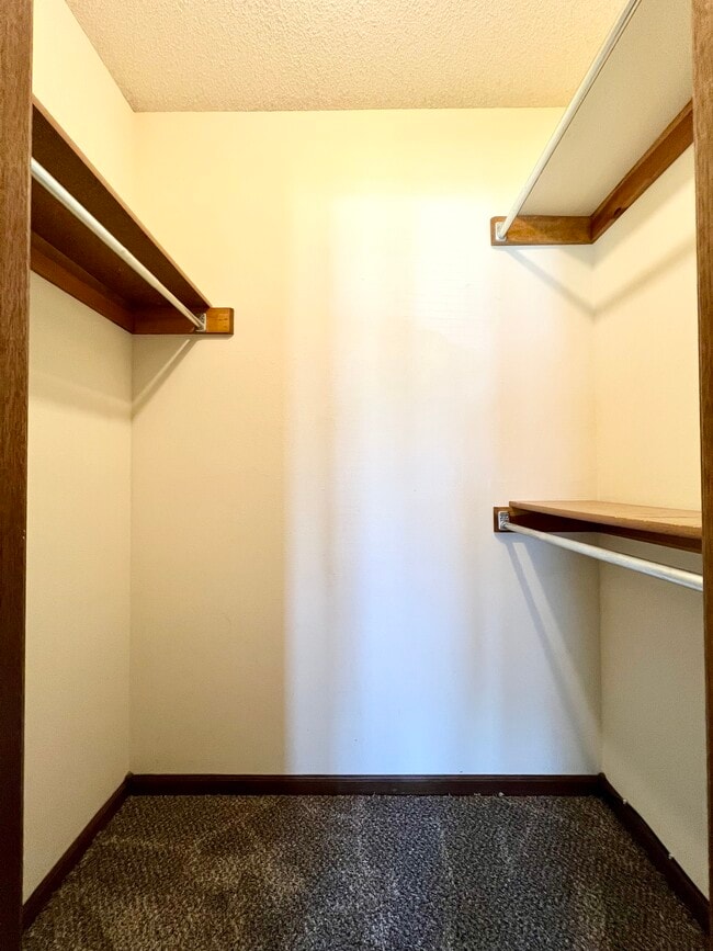 Master walk-in closet - 3222 N Longfellow Ct