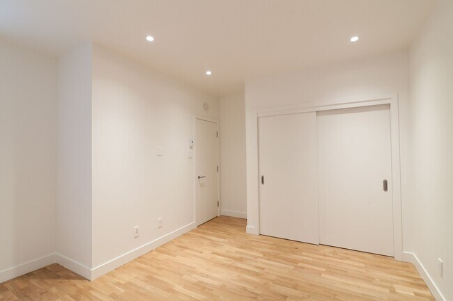 Photo - 2100 Rue du Fort Unit 112