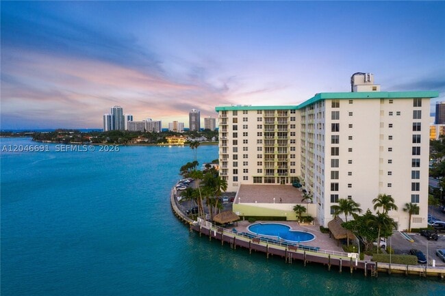 Building Photo - 10350 W Bay Harbor Dr Unit 8F