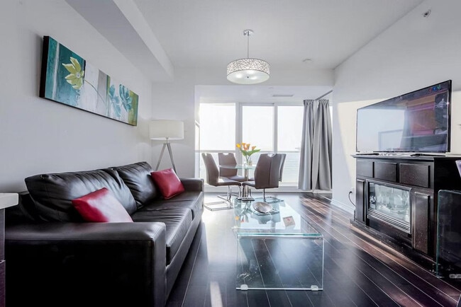 Building Photo - 386 Yonge St