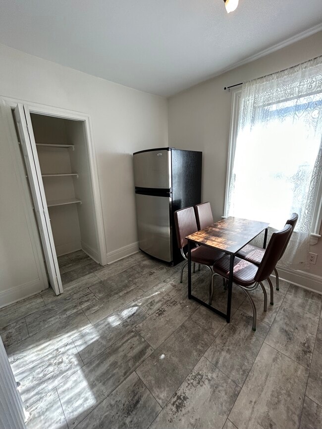 Photo - 239 Queen St S Unit 2