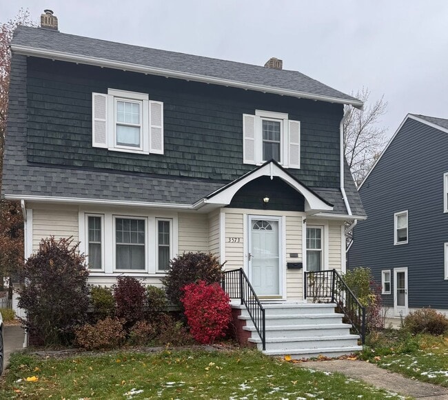 Building Photo - Three Bedroom Home Located in University Heights