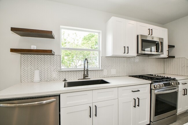 Building Photo - 4507 Kingsbury St Rental