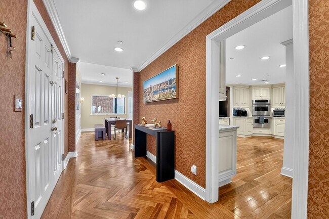 Photo - 10 E Lee St