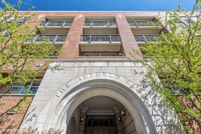 Building Photo - 1350 W Fullerton Ave Unit 302