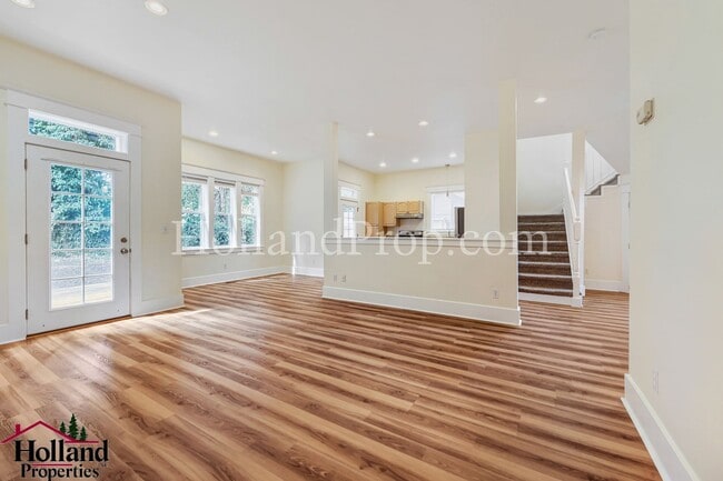 Photo - Great, Spacious & Inviting Home in the Heart of Milwaukie! BEST PRICE NOW $3,4500!!
