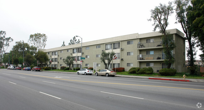 Oak Tree Apartments - Oak Tree Apartments